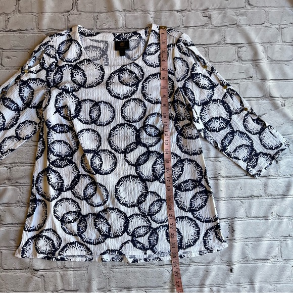 JM Collection XS Blouse Top Blue & White Sleeve Cut Outs NEW
New without tags - Picture 7 of 11